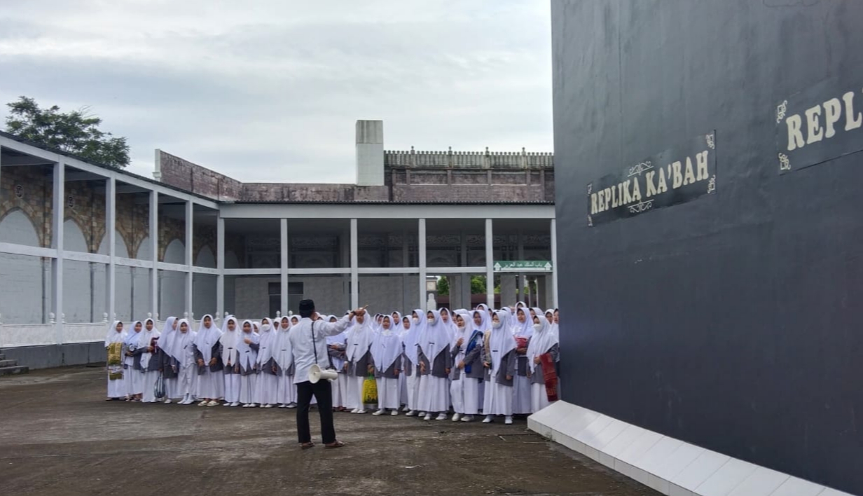 Santri Akhir Kelas 6 TMI Pondok Pesantren Darul Amanah Laksanakan Praktek Manasik Haji