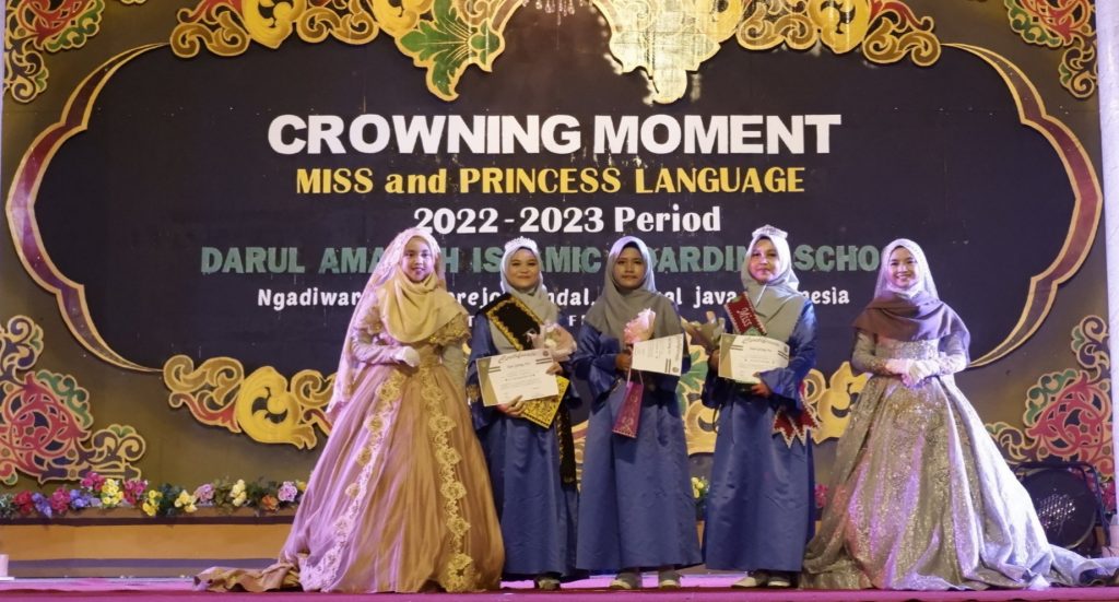 Pondok Pesantren Darul Amanah Ngadiwarno Sukorejo Kendal menggelar seleksi ajang Crowning Moment Miss dan Princes Language