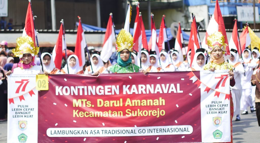 Peserta Karnaval Darul Amanah Tarik Perhatian Masyarakat Sukorejo