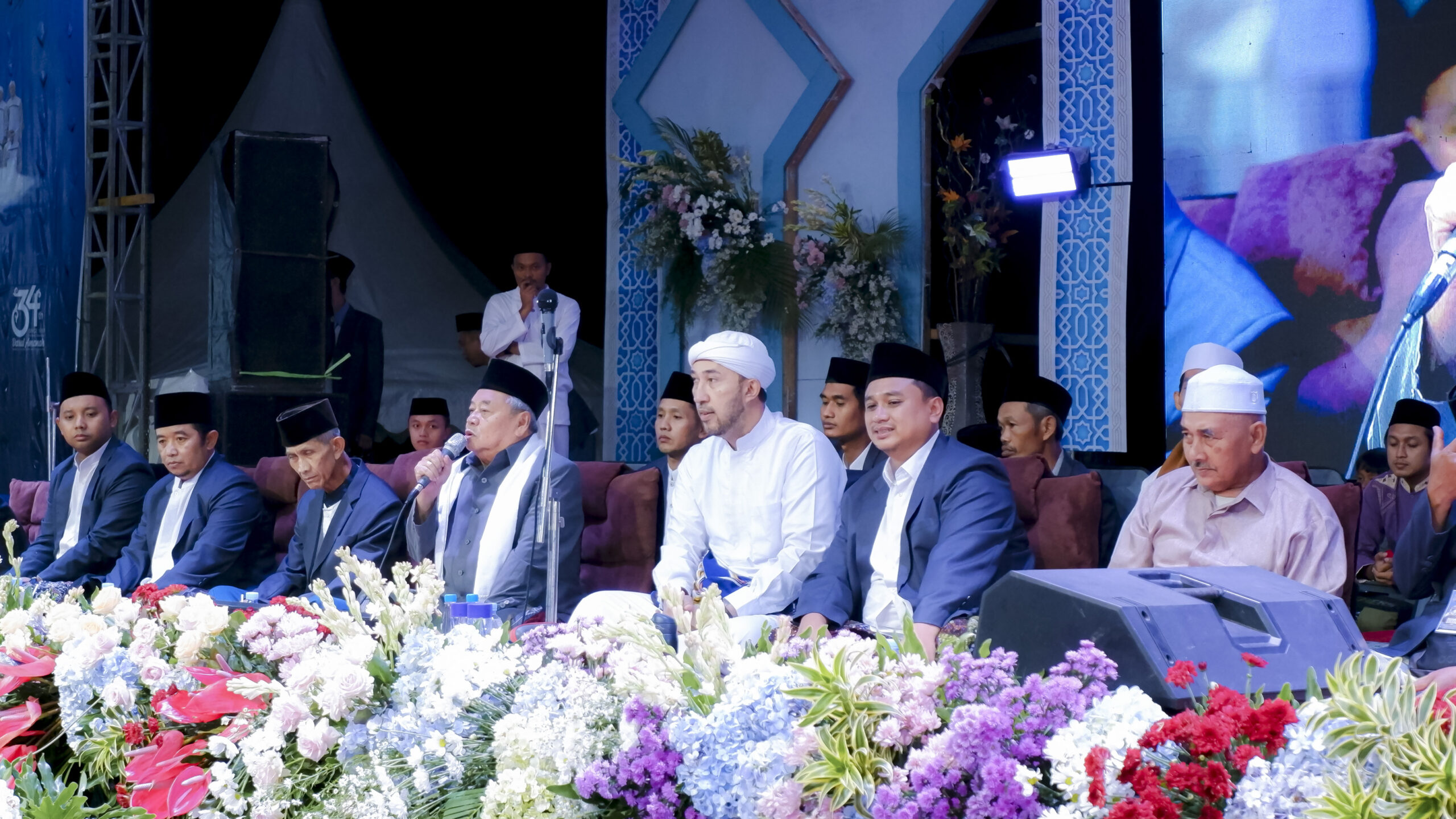 Puluhan Ribu Masyarakat Lantunkan Sholawat Dalam Acara Darul Amanah Bersholawat Bersama Majelis Azzahir.